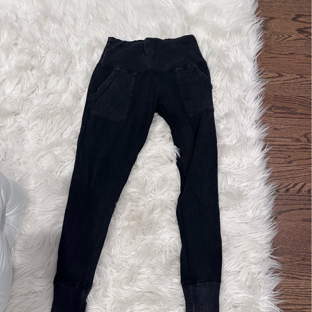 Black Leggings With Pockets - Picture 2 of 4